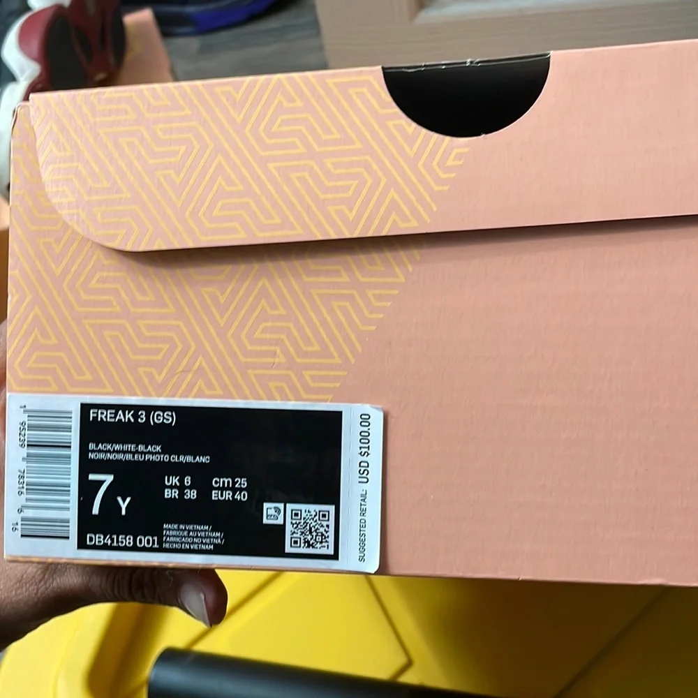 Nike Freak GS 3 EUC Size 7 Youth. Runs a little big like a women’s size 8/12